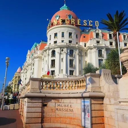 Nestor&jeeves - Rose De - Central - Close Sea